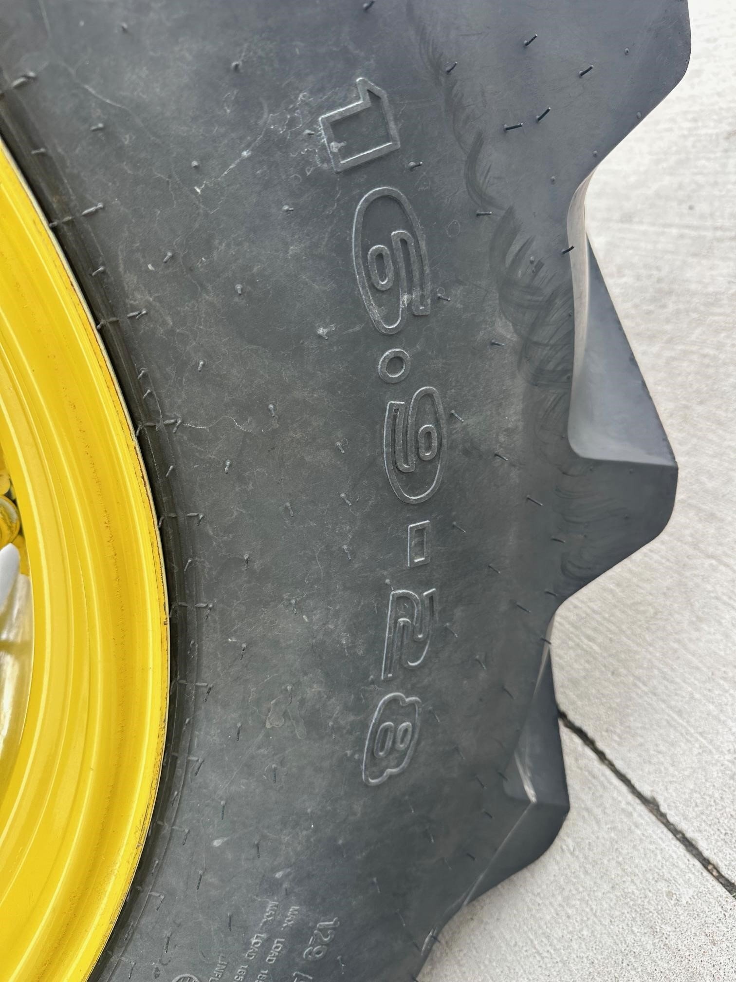 2022 John Deere 5075E Tractor