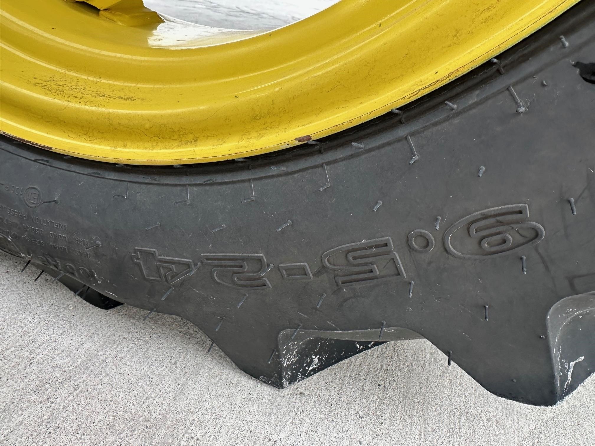 2022 John Deere 5075E Tractor