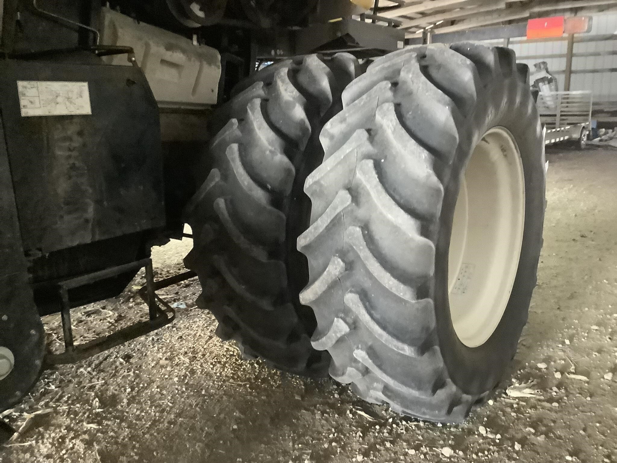 2014 New Holland CR8090 Combine