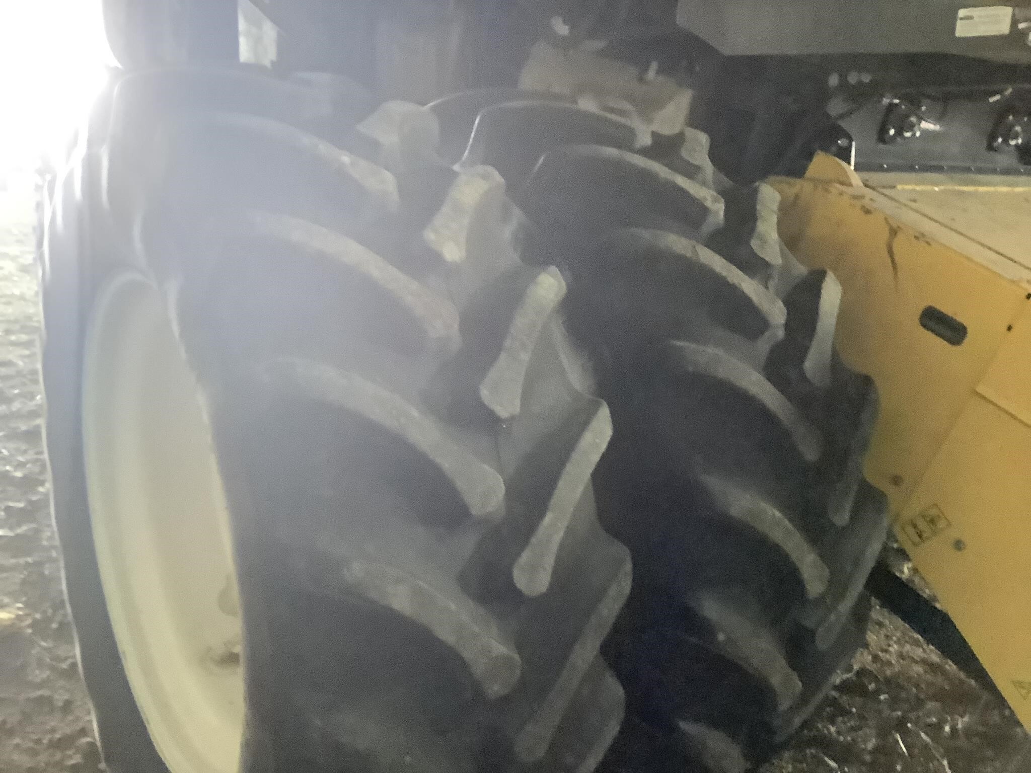 2014 New Holland CR8090 Combine