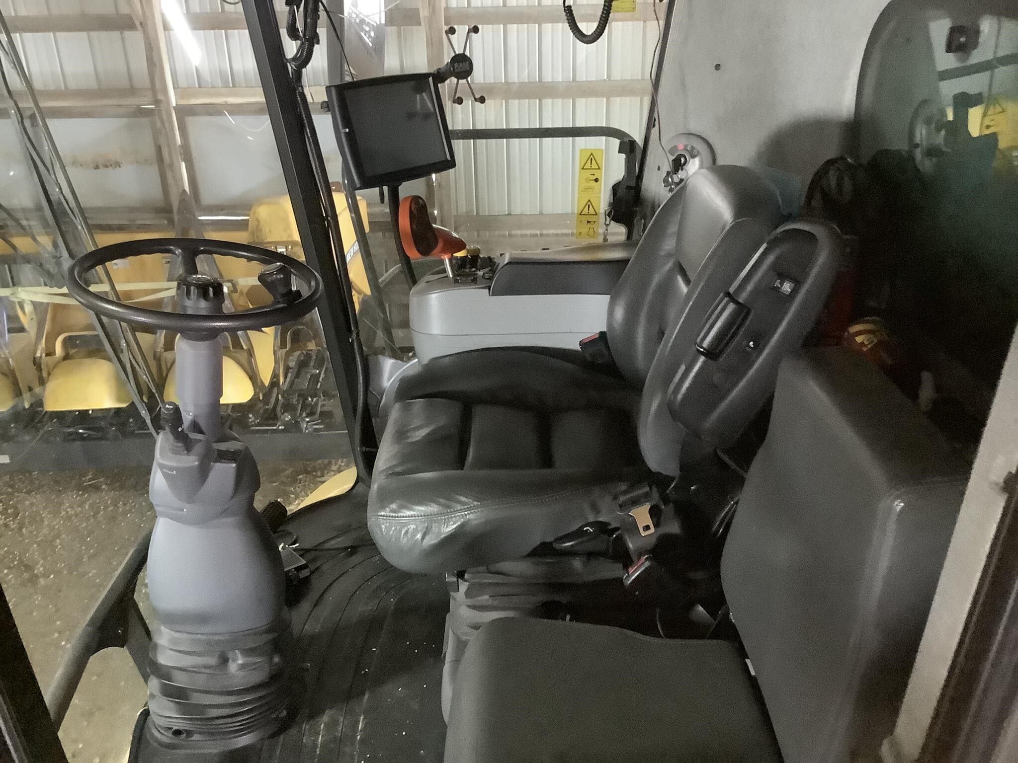 2014 New Holland CR8090 Combine