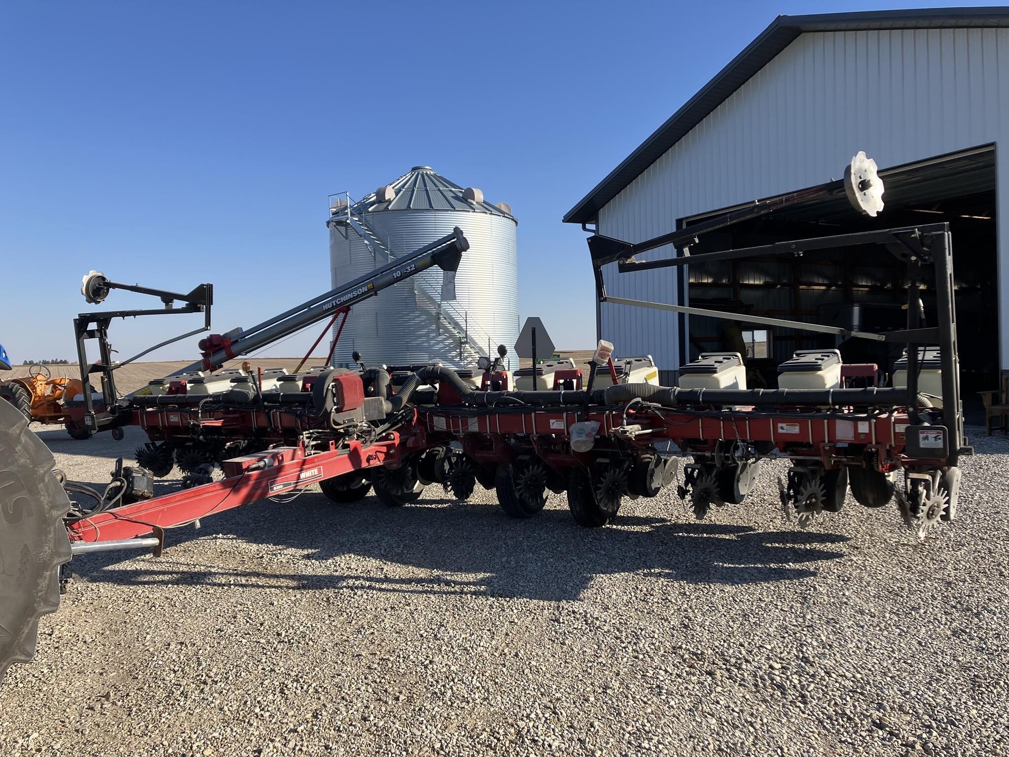 2004 White 8222 Planter