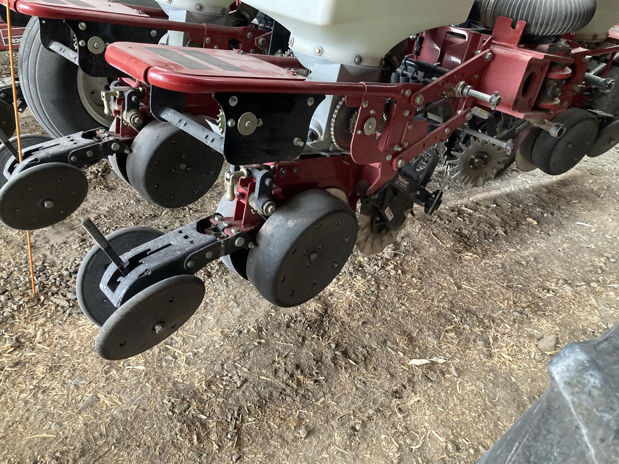 2004 White 8222 Planter