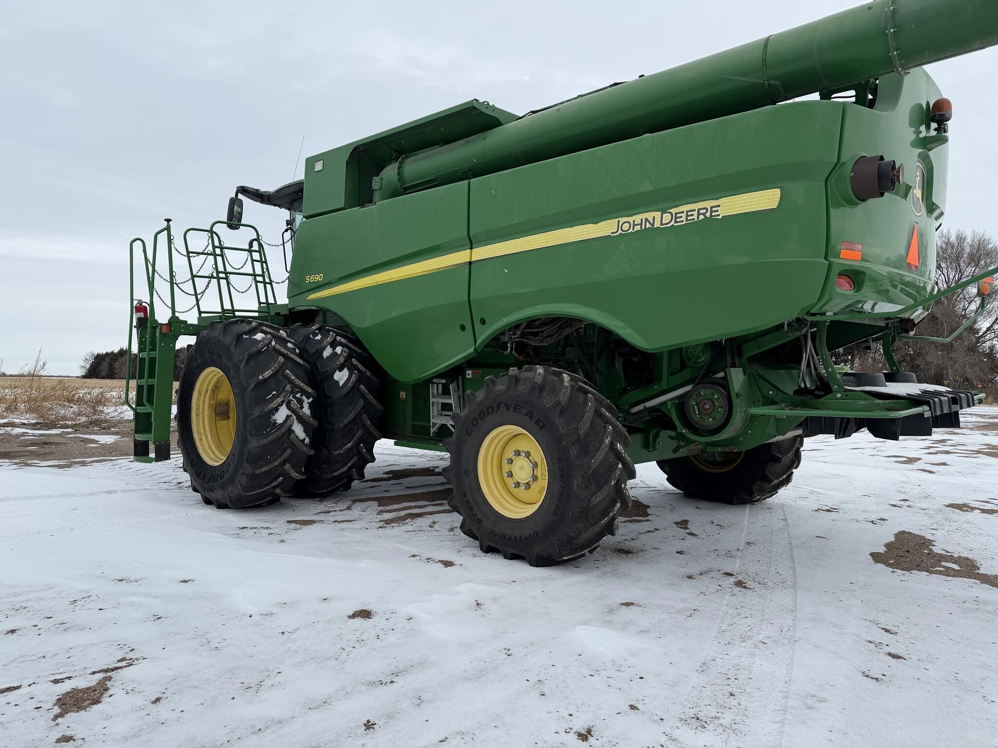 2013 John Deere S690 Combine