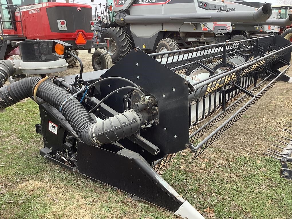2005 Gleaner 8000 Platform