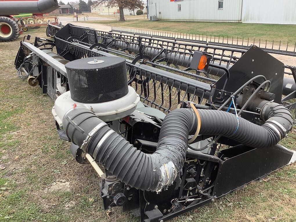 2005 Gleaner 8000 Platform