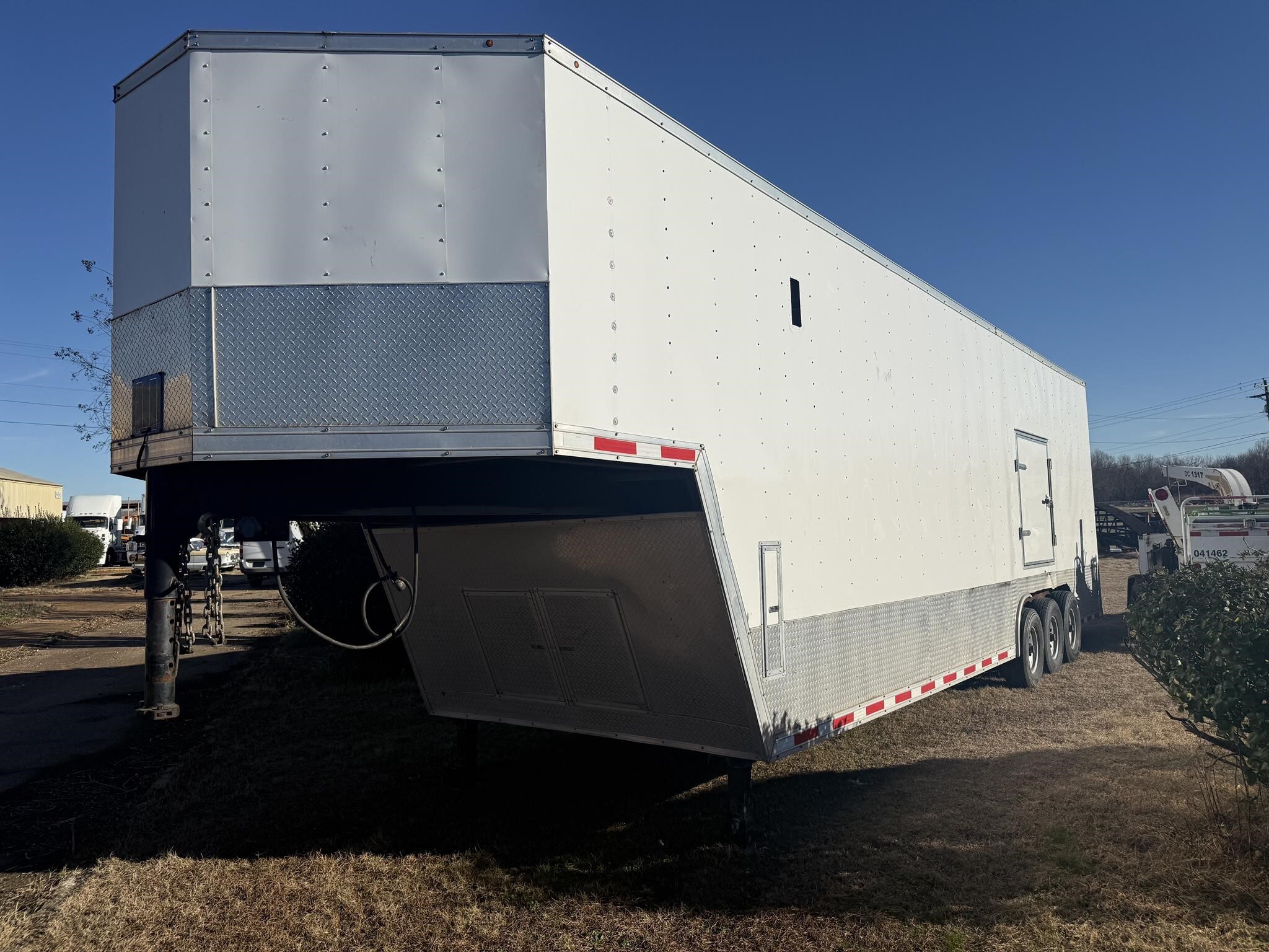 2019 SALVATION TRAILERS 37 FT ENCLOSED Box Trucks/Trailer