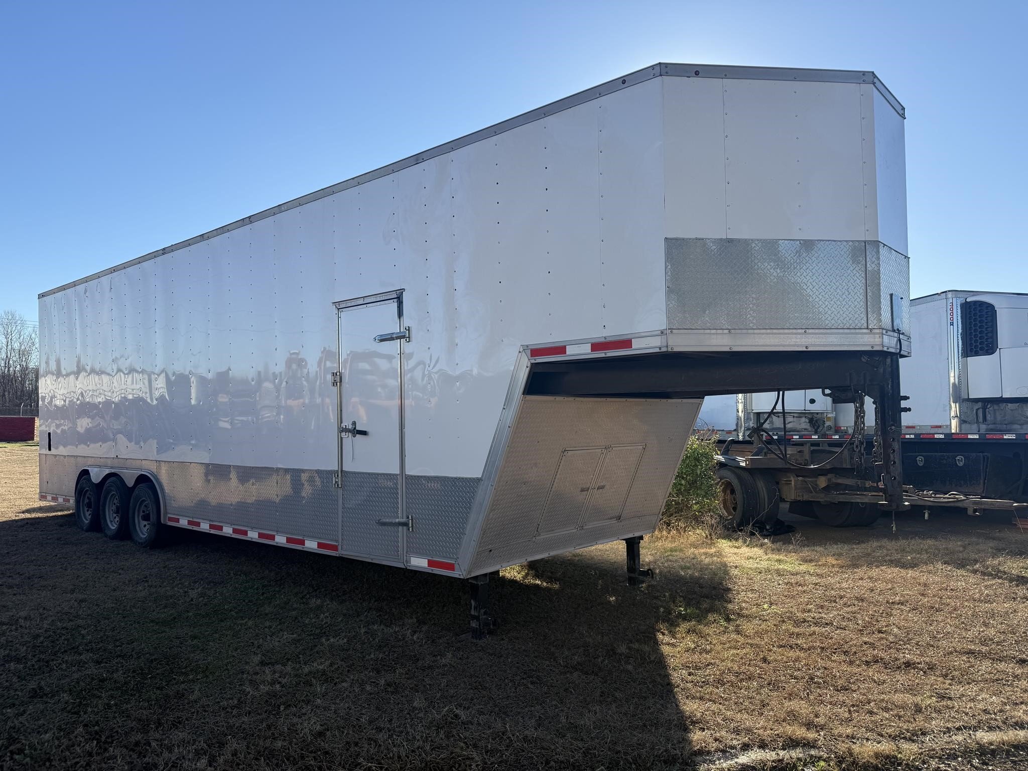 2019 SALVATION TRAILERS 37 FT ENCLOSED Box Trucks/Trailer