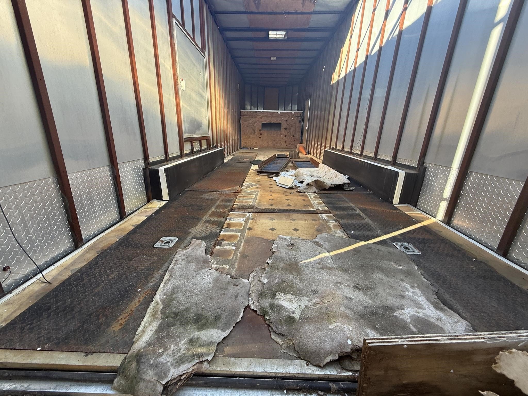 2019 SALVATION TRAILERS 37 FT ENCLOSED Box Trucks/Trailer