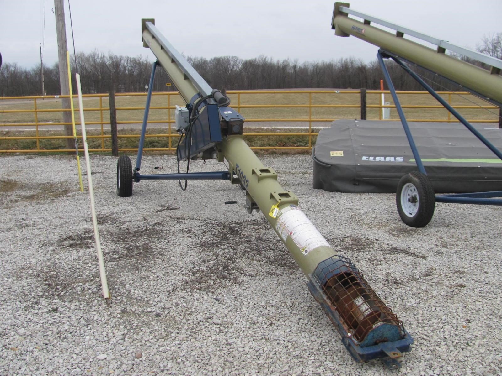  Harvest International T1032 Augers and Conveyor