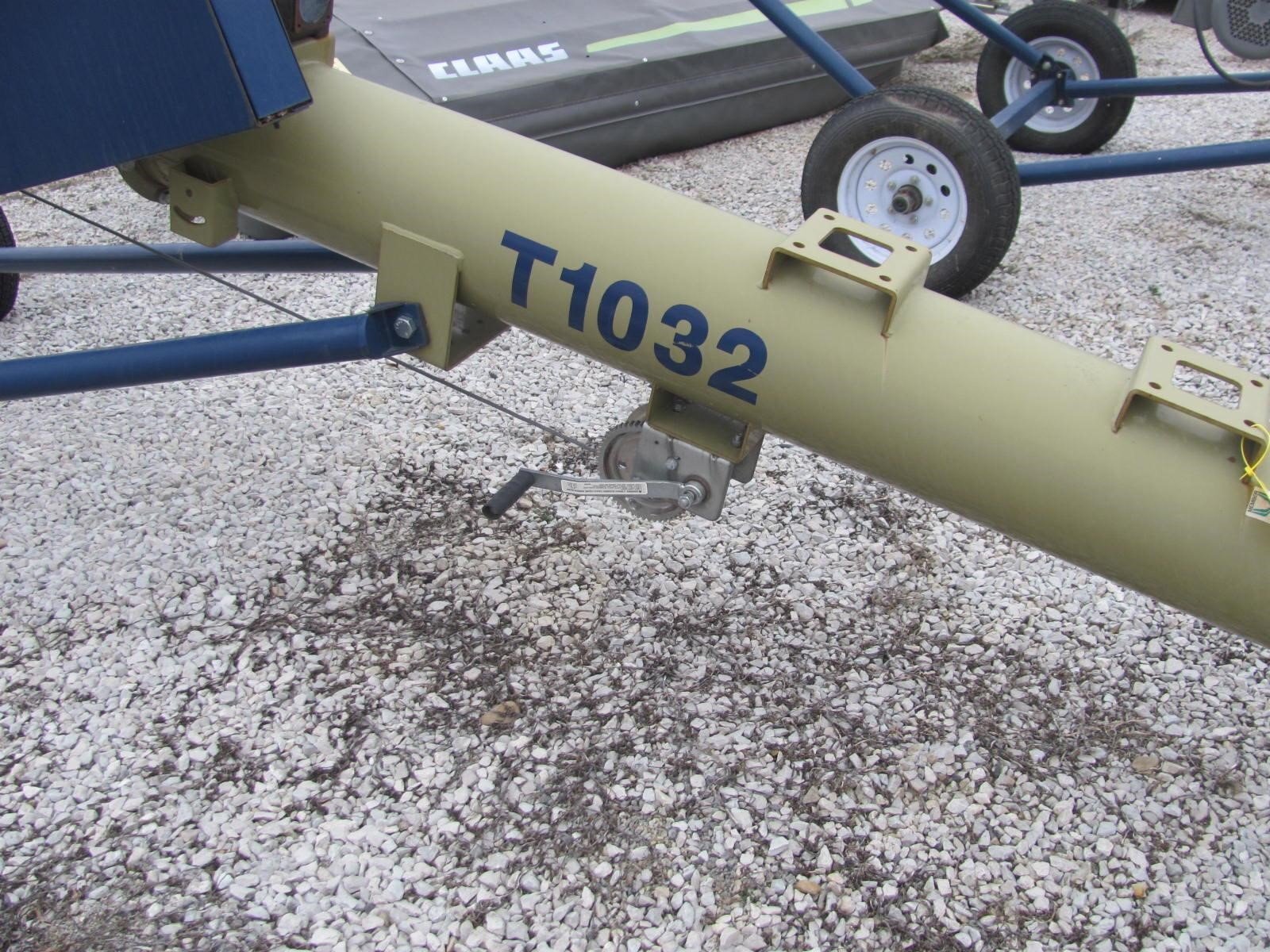 Harvest International T1032 Augers and Conveyor