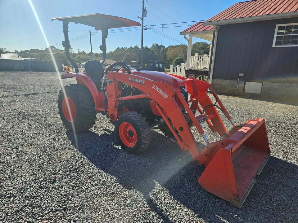  Kubota L3301 Tractor