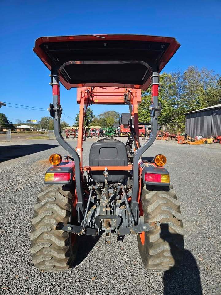  Kubota L3301 Tractor