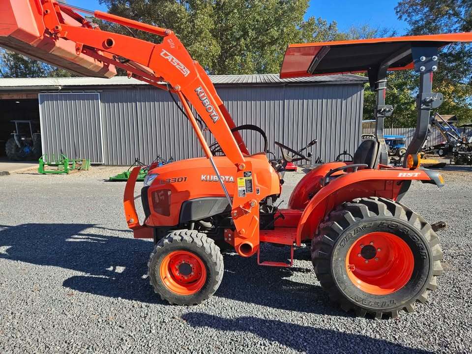  Kubota L3301 Tractor