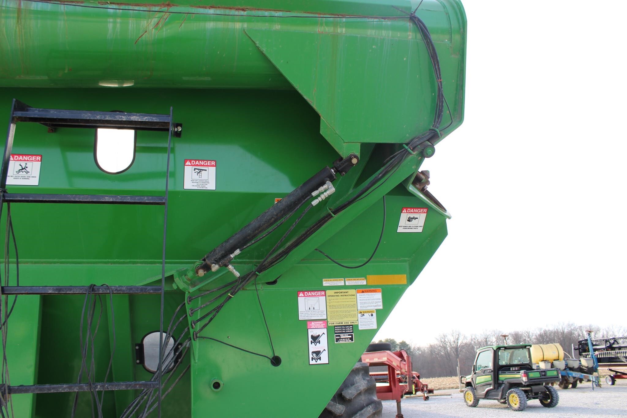  J&M 875-18 Grain Cart