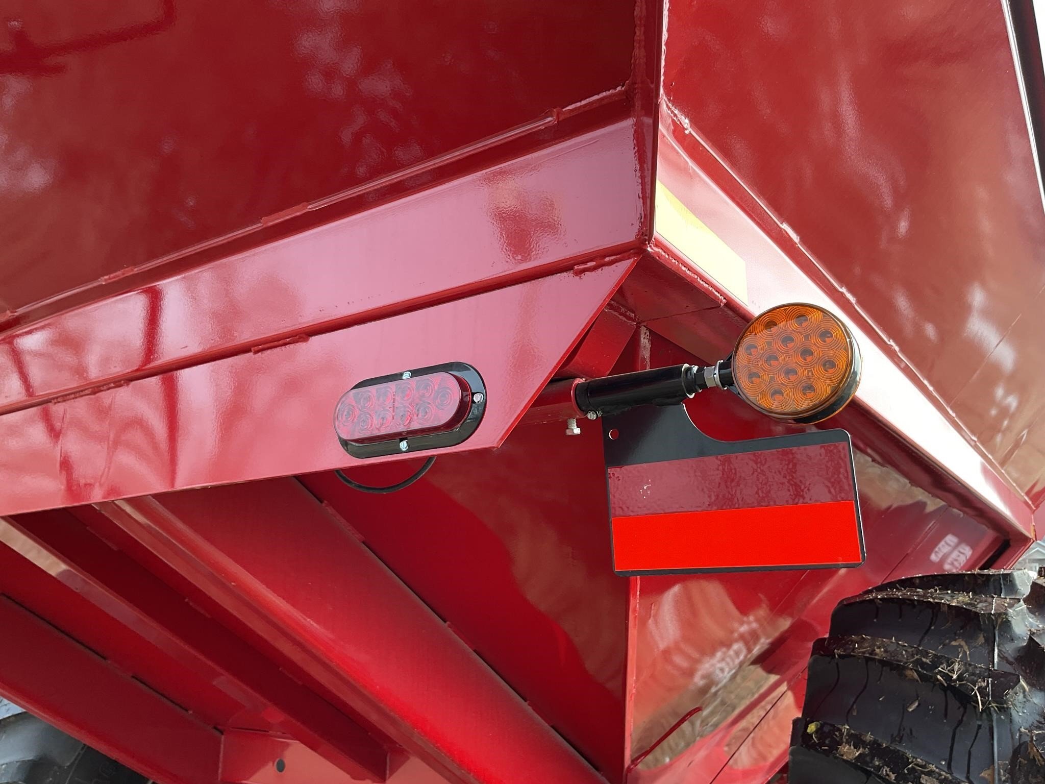2025 J&M 812-18 Grain Cart