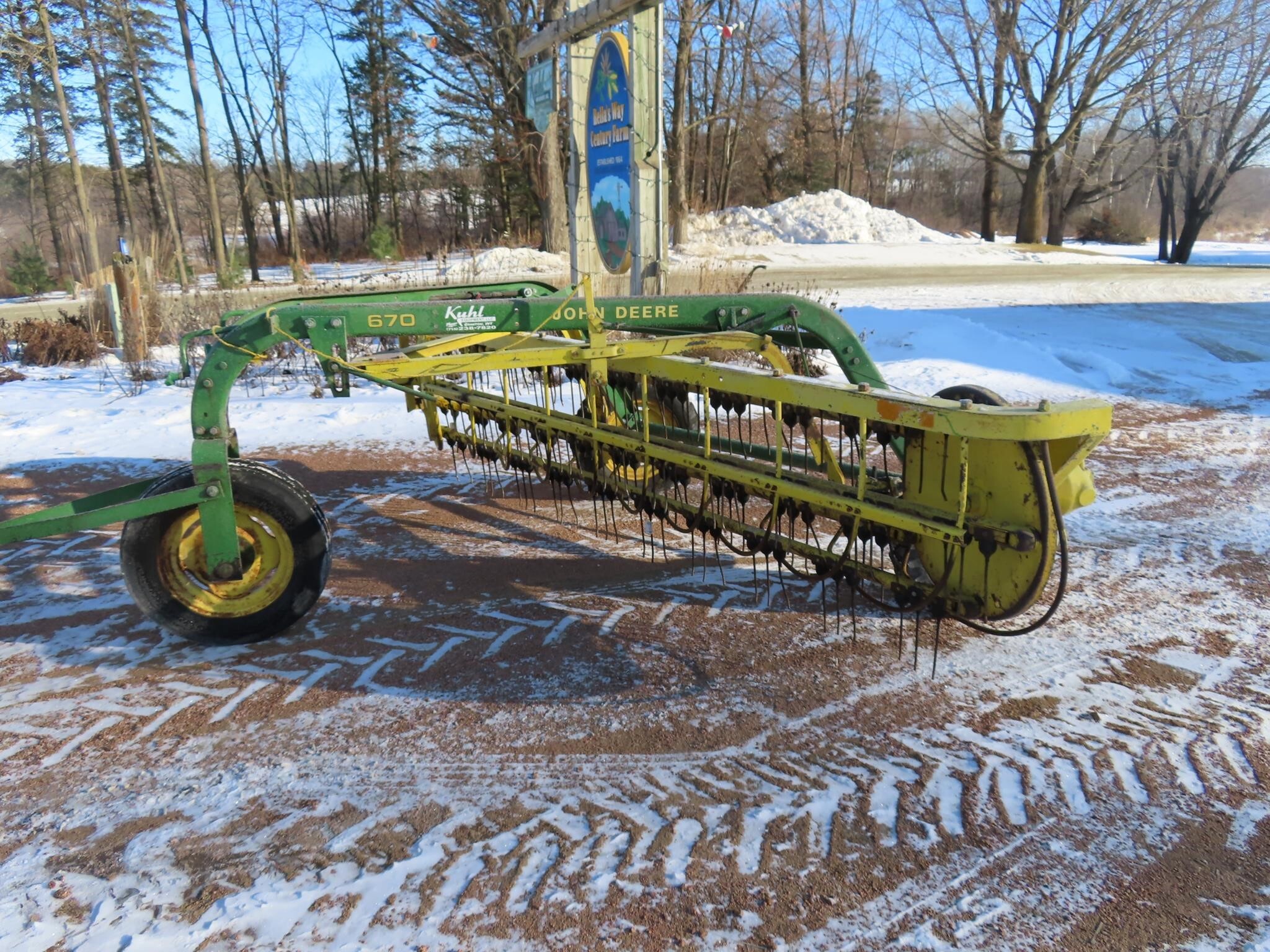  John Deere 670 Rake