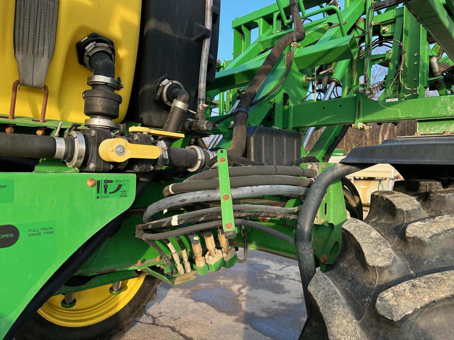 2016 John Deere R4030 Self-Propelled Sprayer
