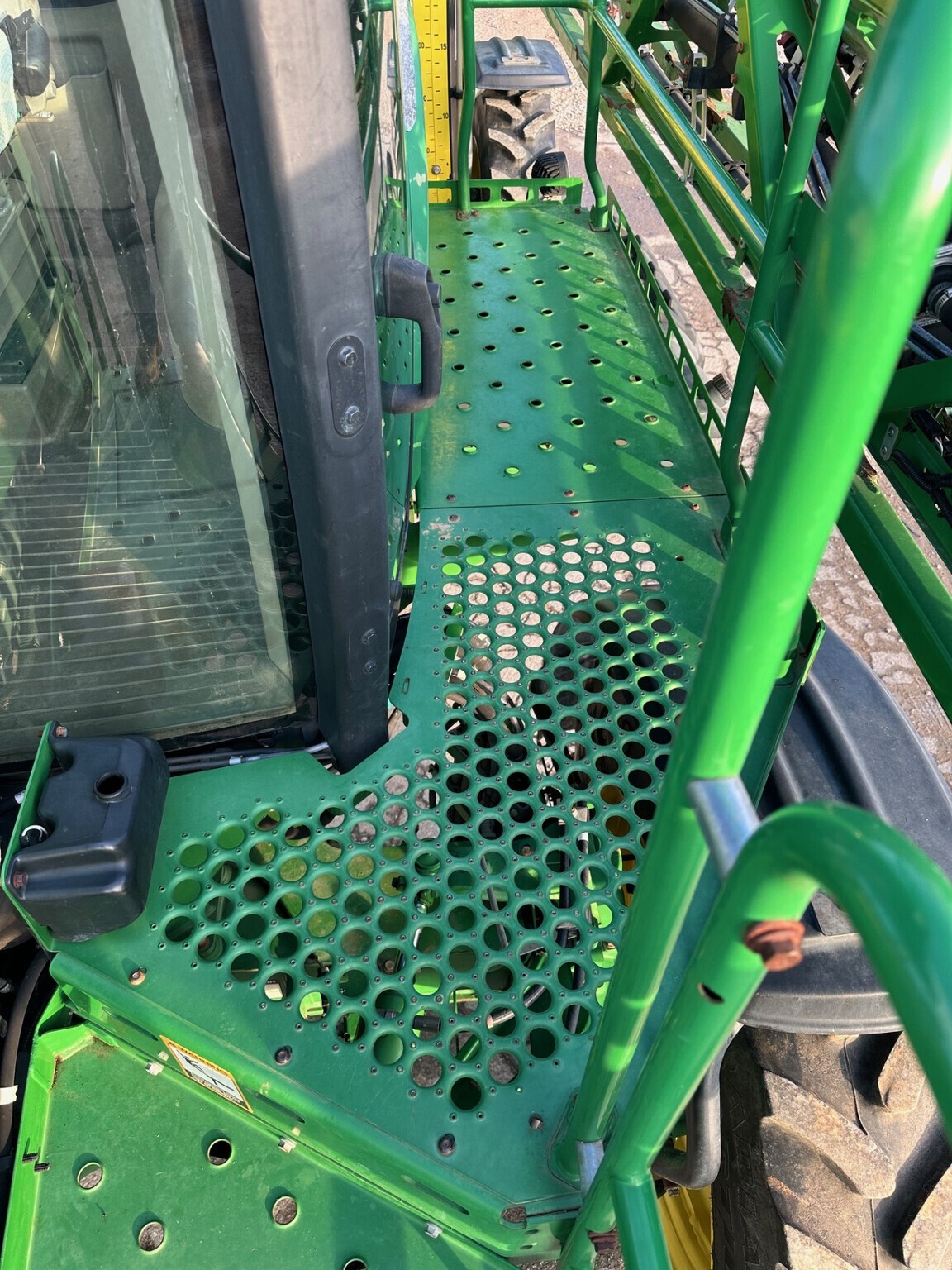 2016 John Deere R4030 Self-Propelled Sprayer