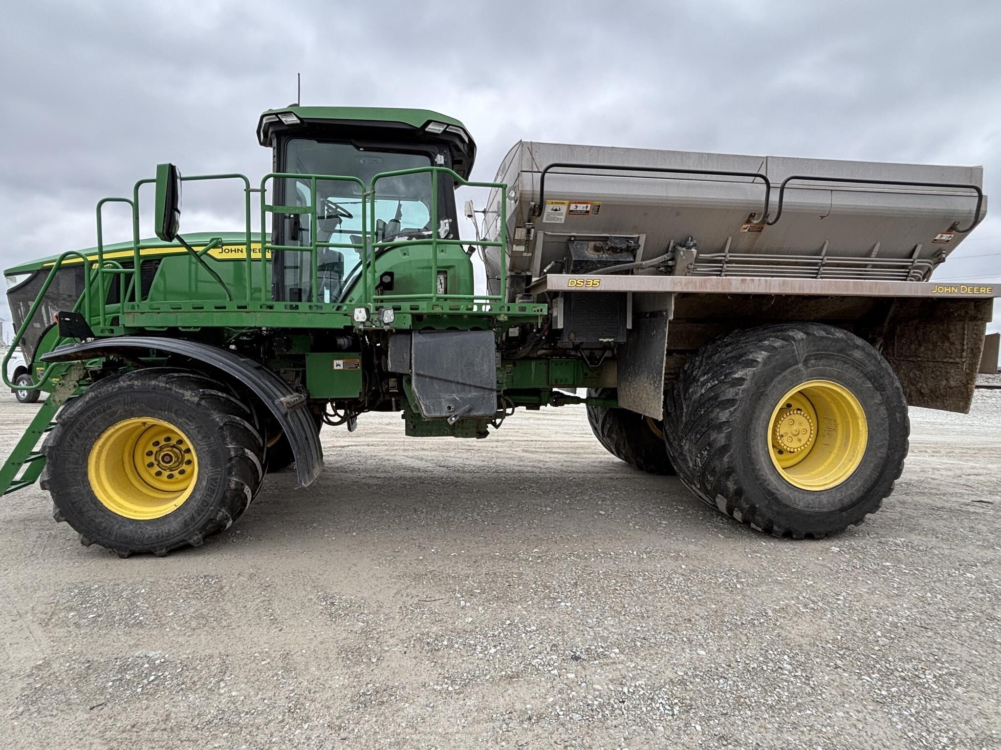 2023 John Deere 800R Self-Propelled Fertilizer Spreader