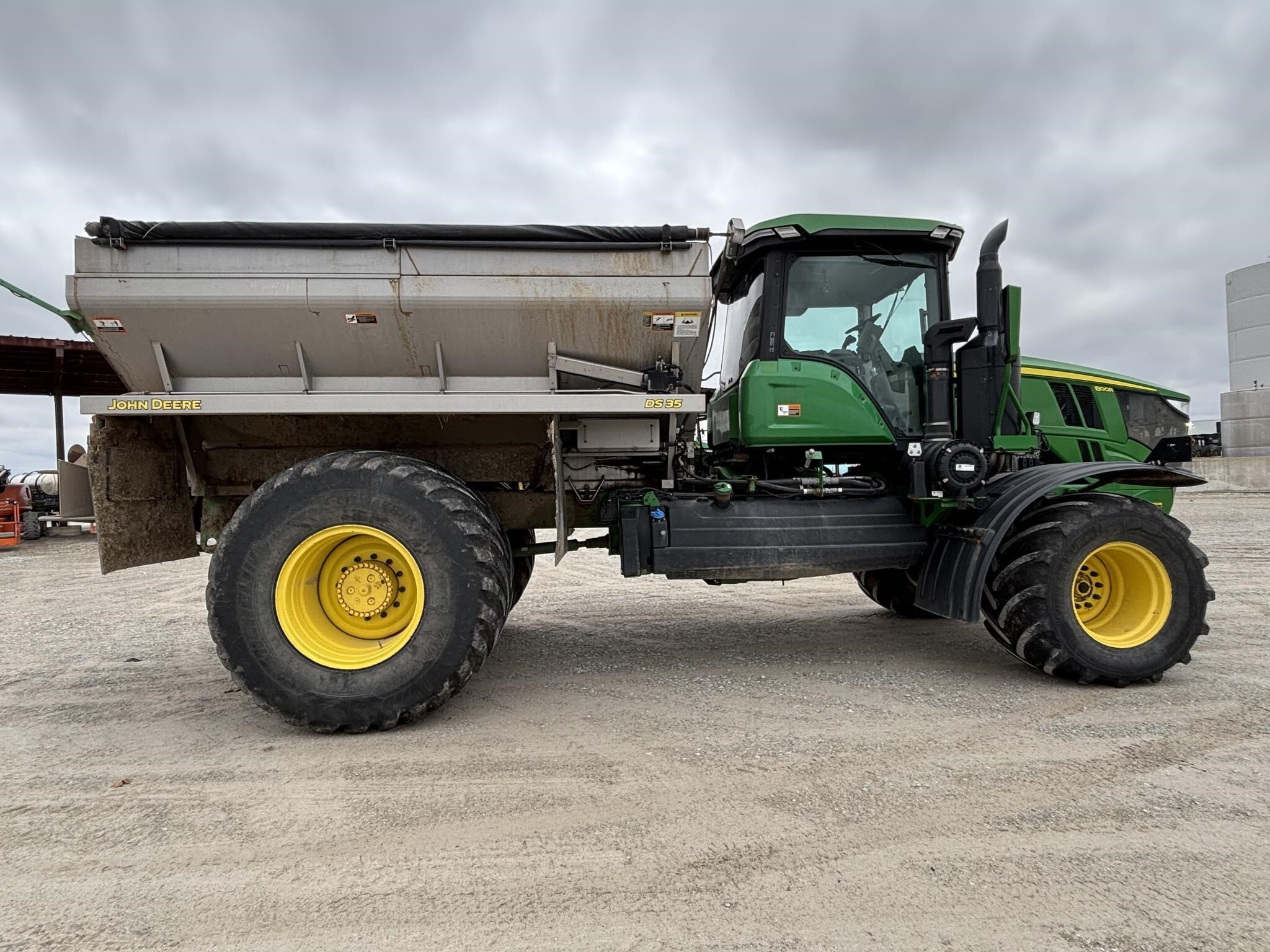 2023 John Deere 800R Self-Propelled Fertilizer Spreader