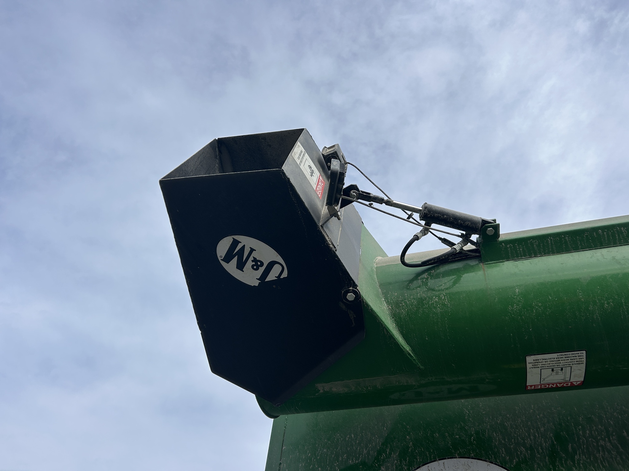 2021 J&M 875-18 Grain Cart