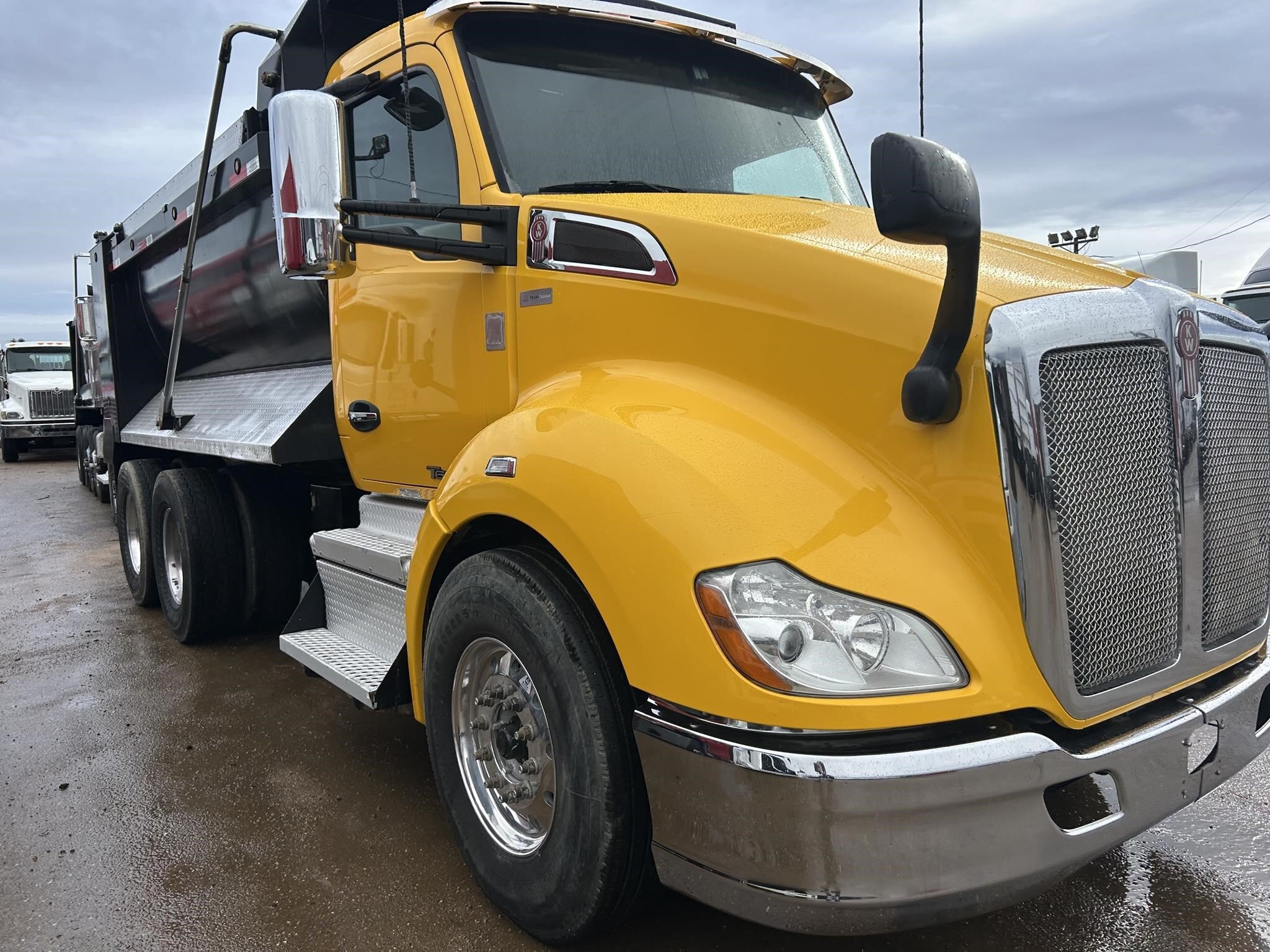 2019 Kenworth T680 Semi Trucks/Trailer