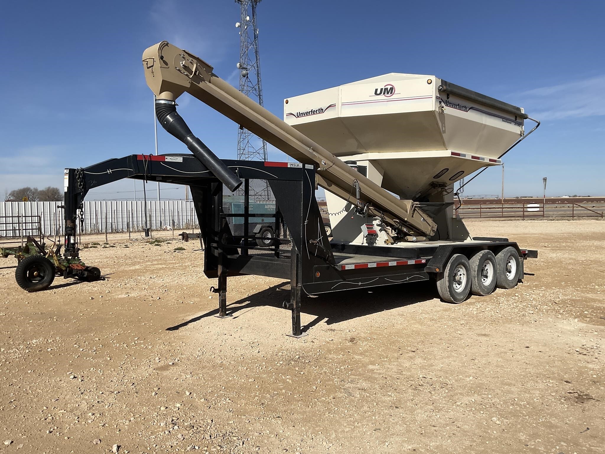  Unverferth 3750 Seed Tender