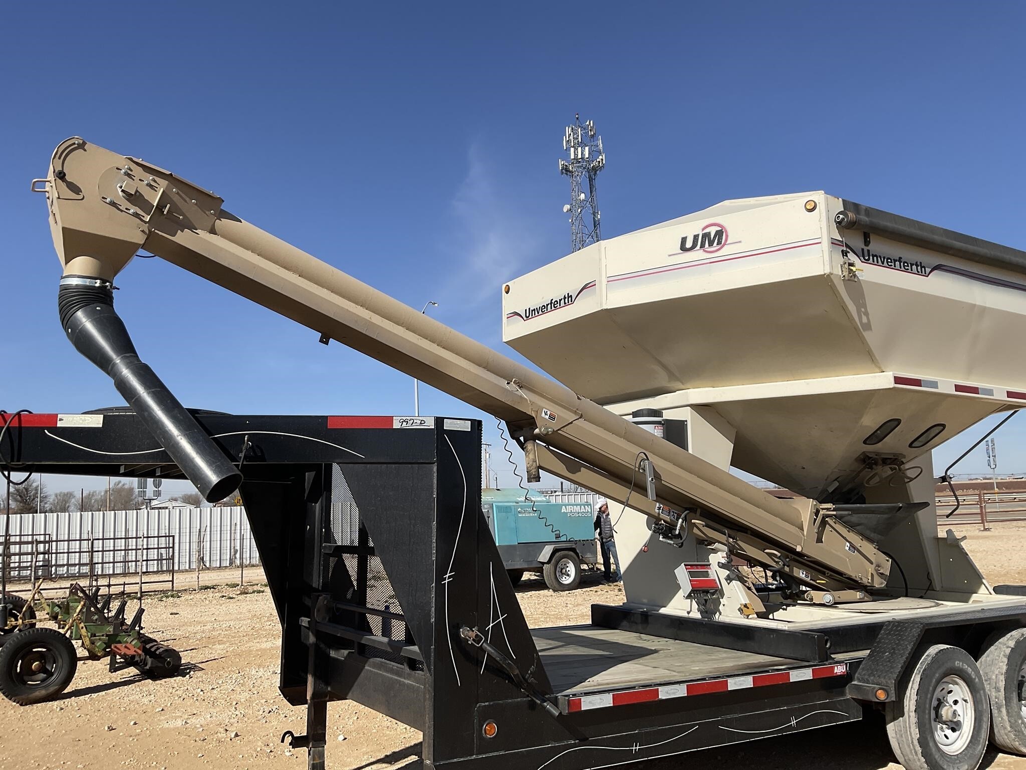 Unverferth 3750 Seed Tender
