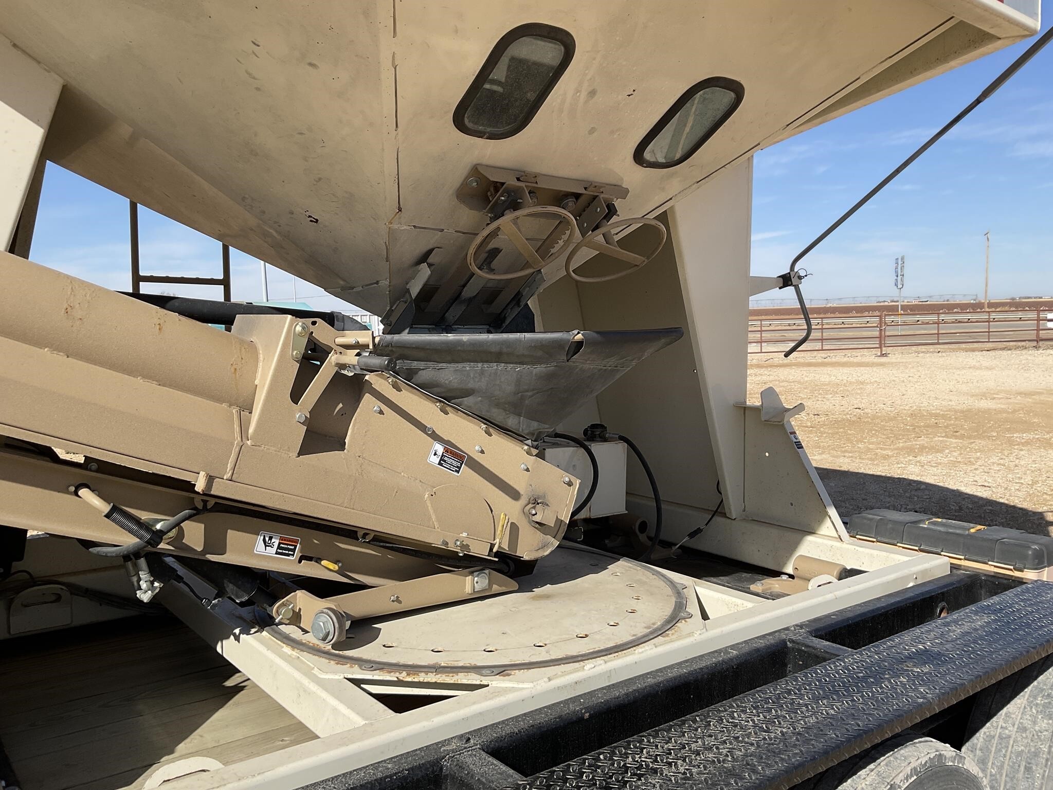  Unverferth 3750 Seed Tender