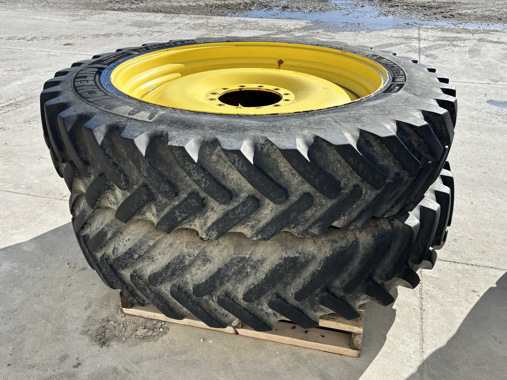 2019 John Deere R4038 Self-Propelled Sprayer