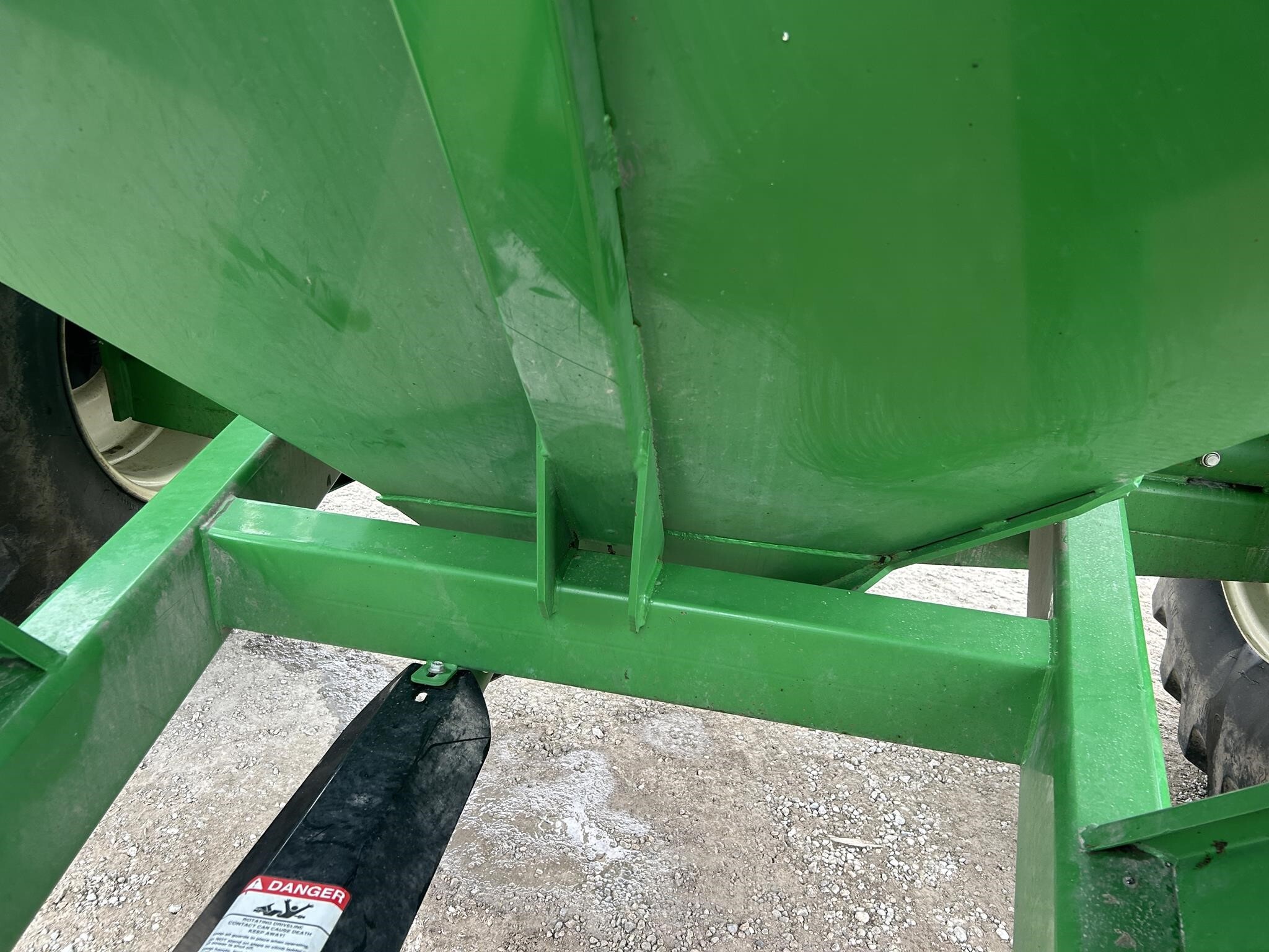 2010 J&M 750-18 Grain Cart