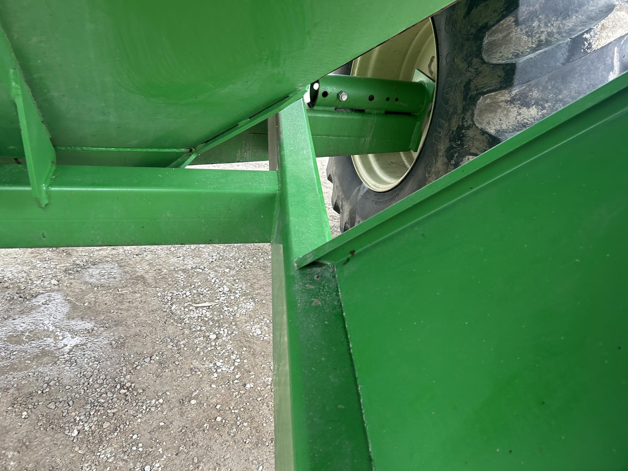2010 J&M 750-18 Grain Cart