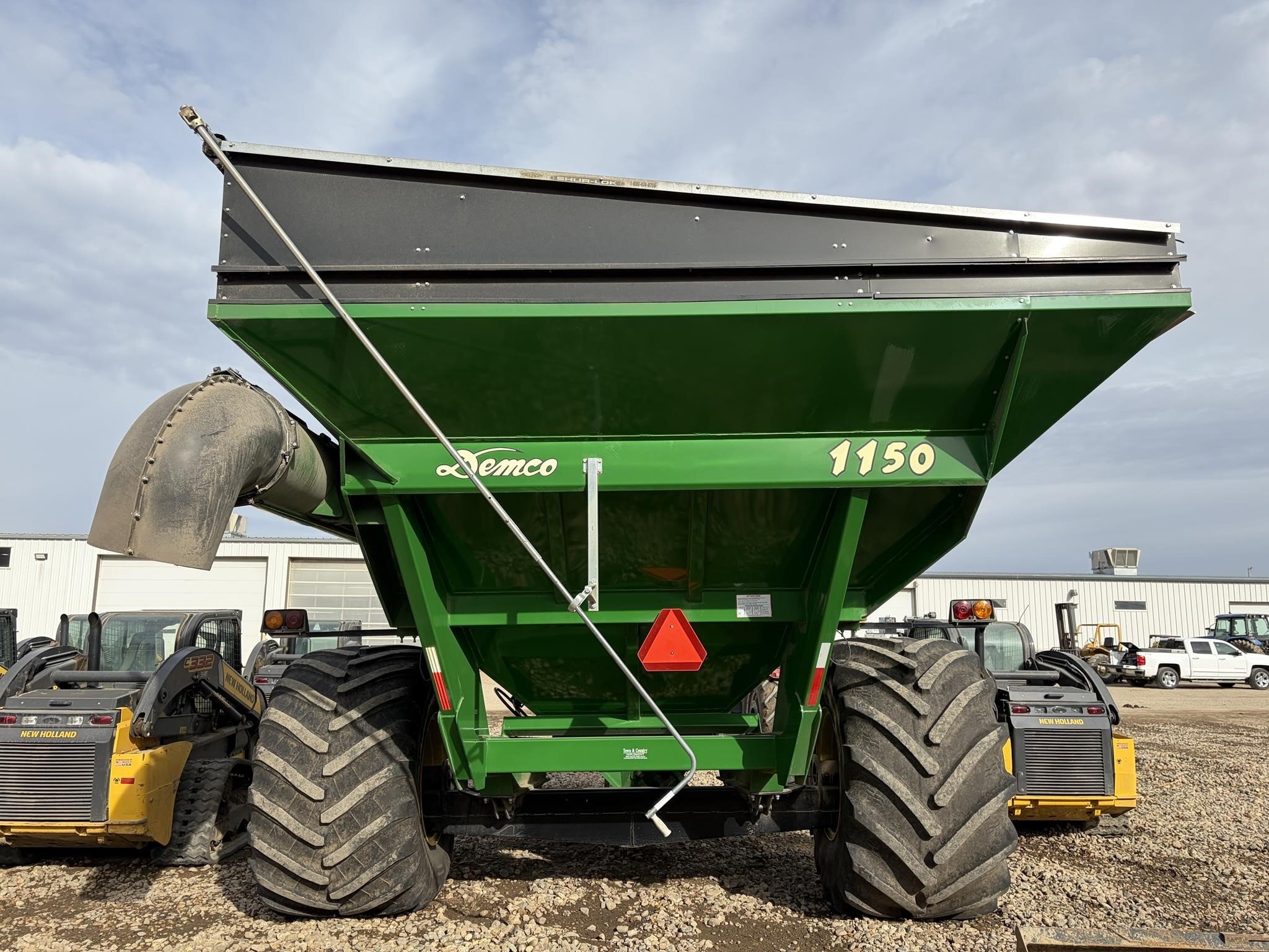 2013 Demco 1150 Grain Cart