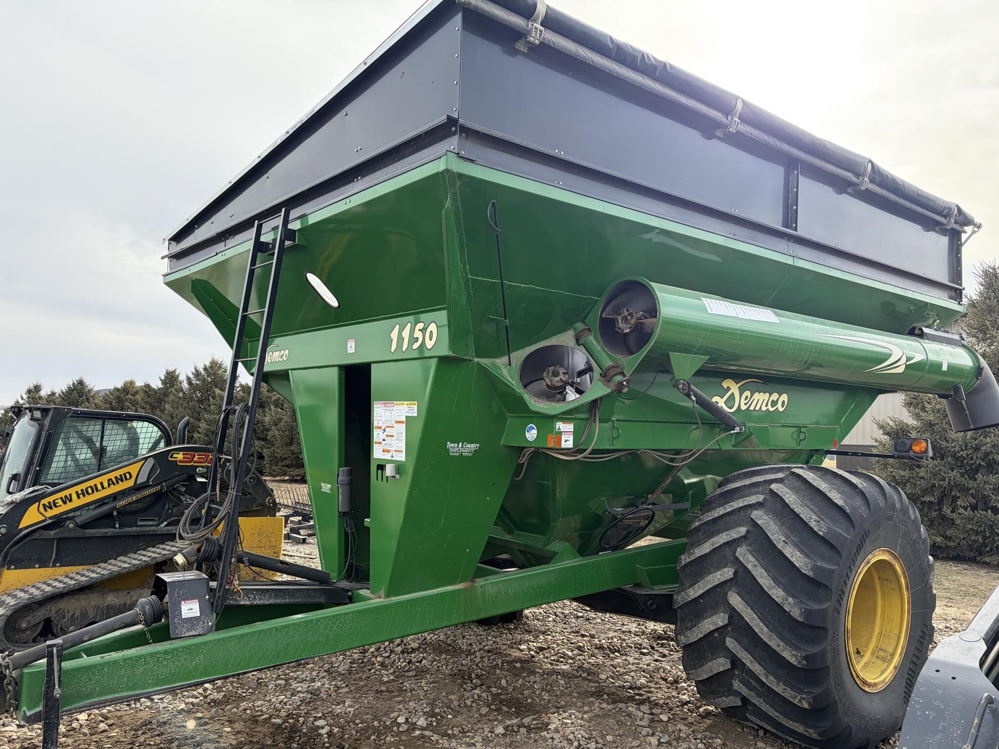 2013 Demco 1150 Grain Cart