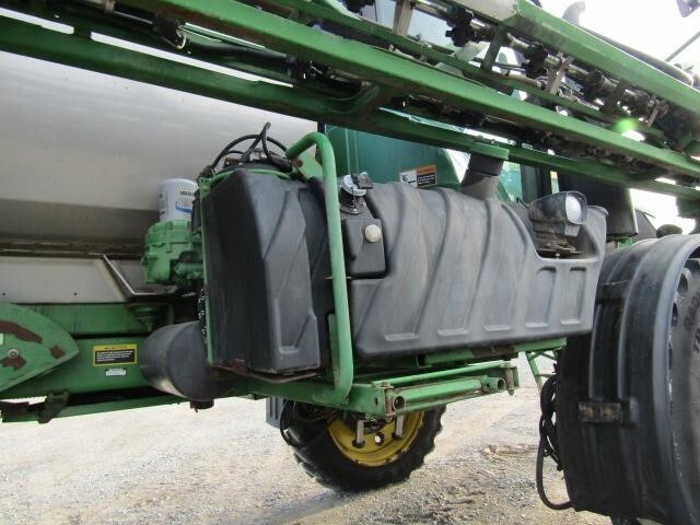 2015 John Deere R4038 Self-Propelled Sprayer