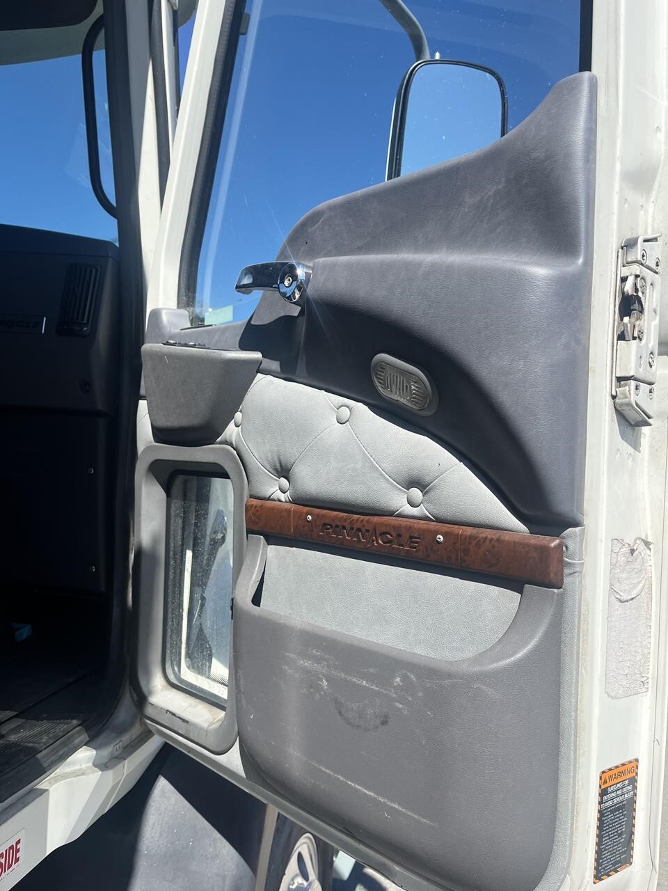 2013 Mack PINNACLE CXU613 Semi Trucks/Trailer