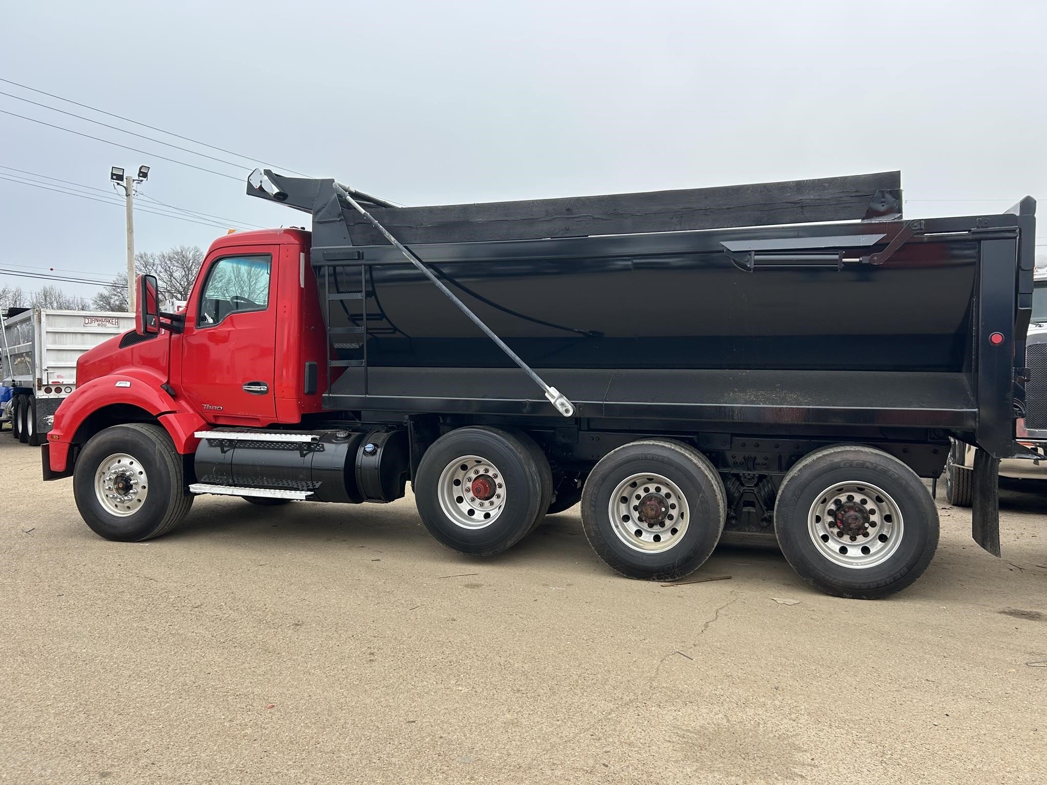 2017 Kenworth T880 Semi Trucks/Trailer