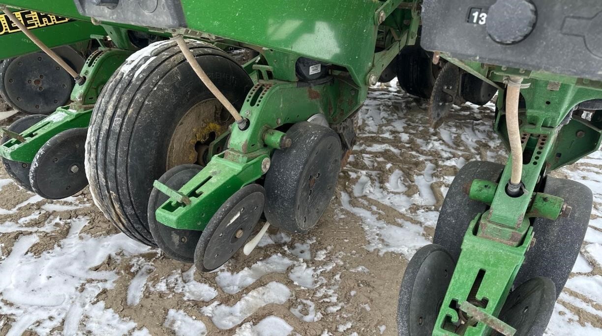  John Deere 1760 Planter
