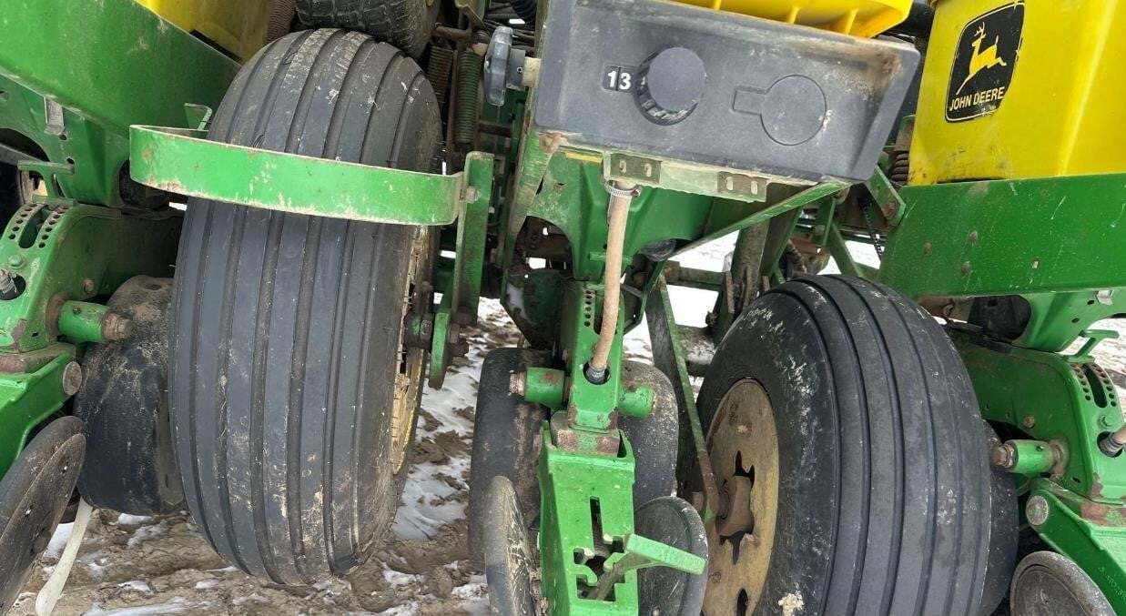  John Deere 1760 Planter