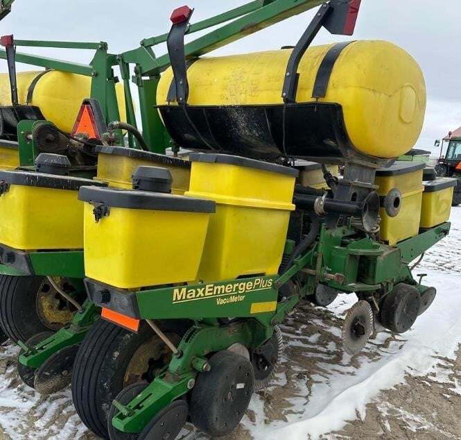  John Deere 1760 Planter