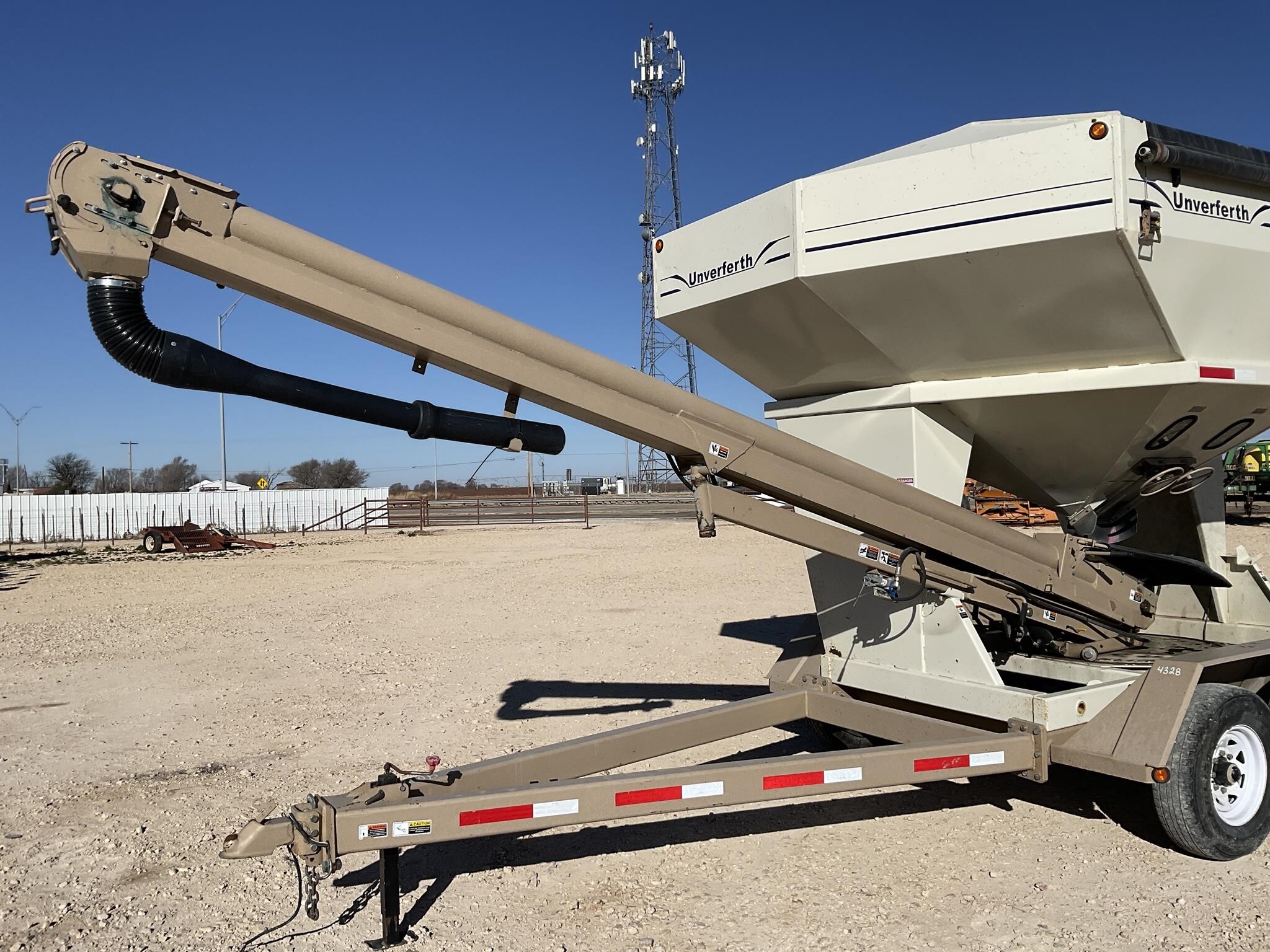  Unverferth 3750 Seed Tender