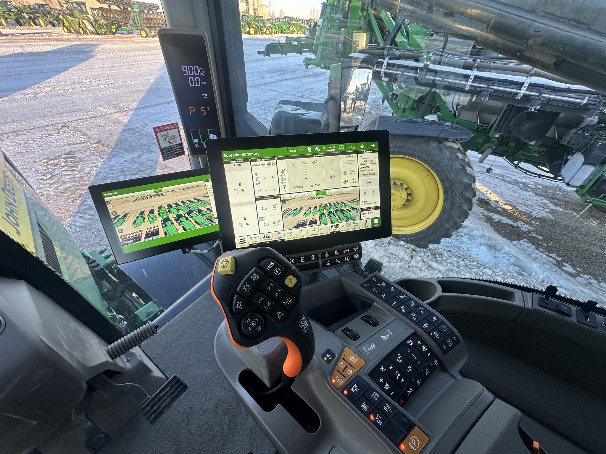 2025 John Deere 800R Self-Propelled Fertilizer Spreader