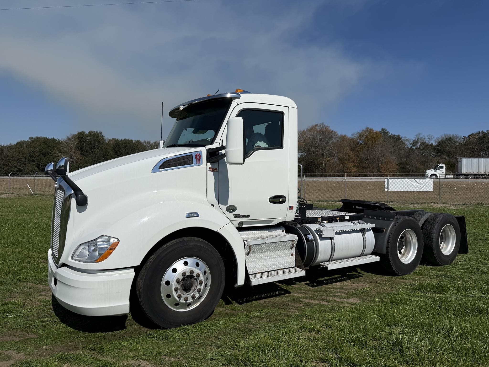 2015 Kenworth T680 Semi Trucks/Trailer