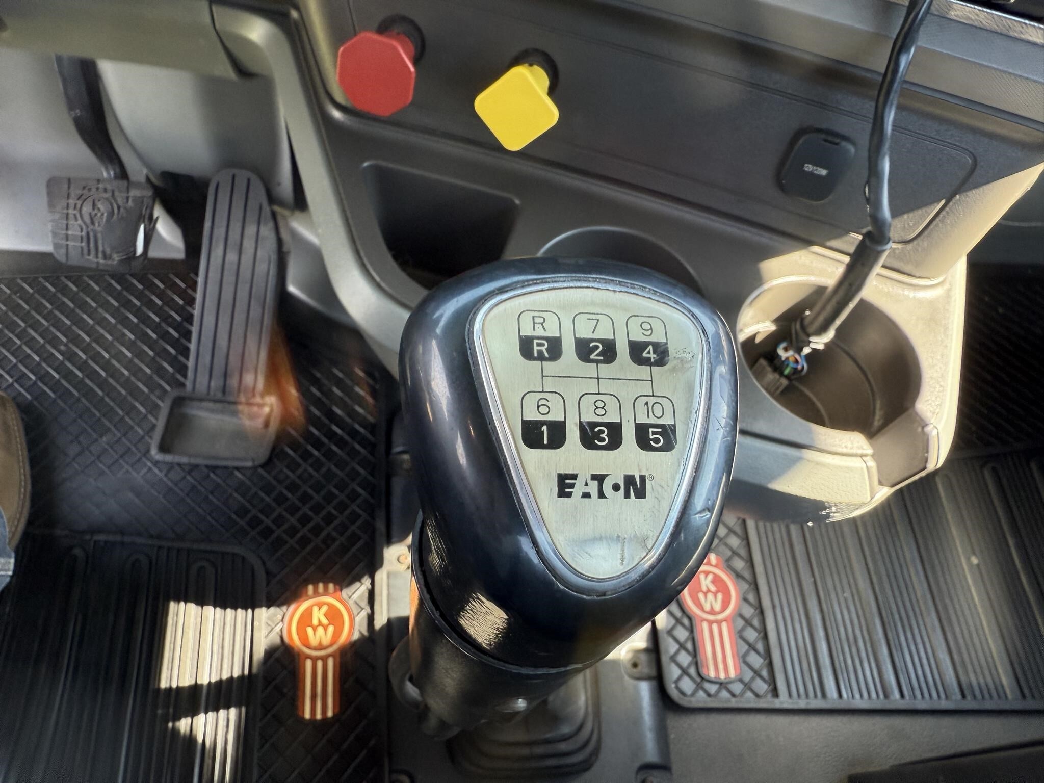 2015 Kenworth T680 Semi Trucks/Trailer
