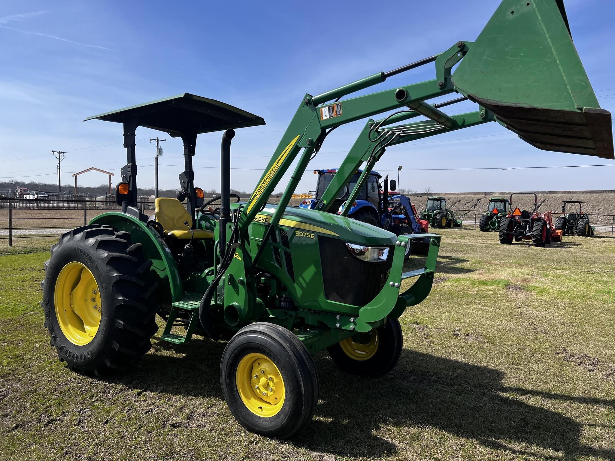 2016 John Deere 5075E Tractor