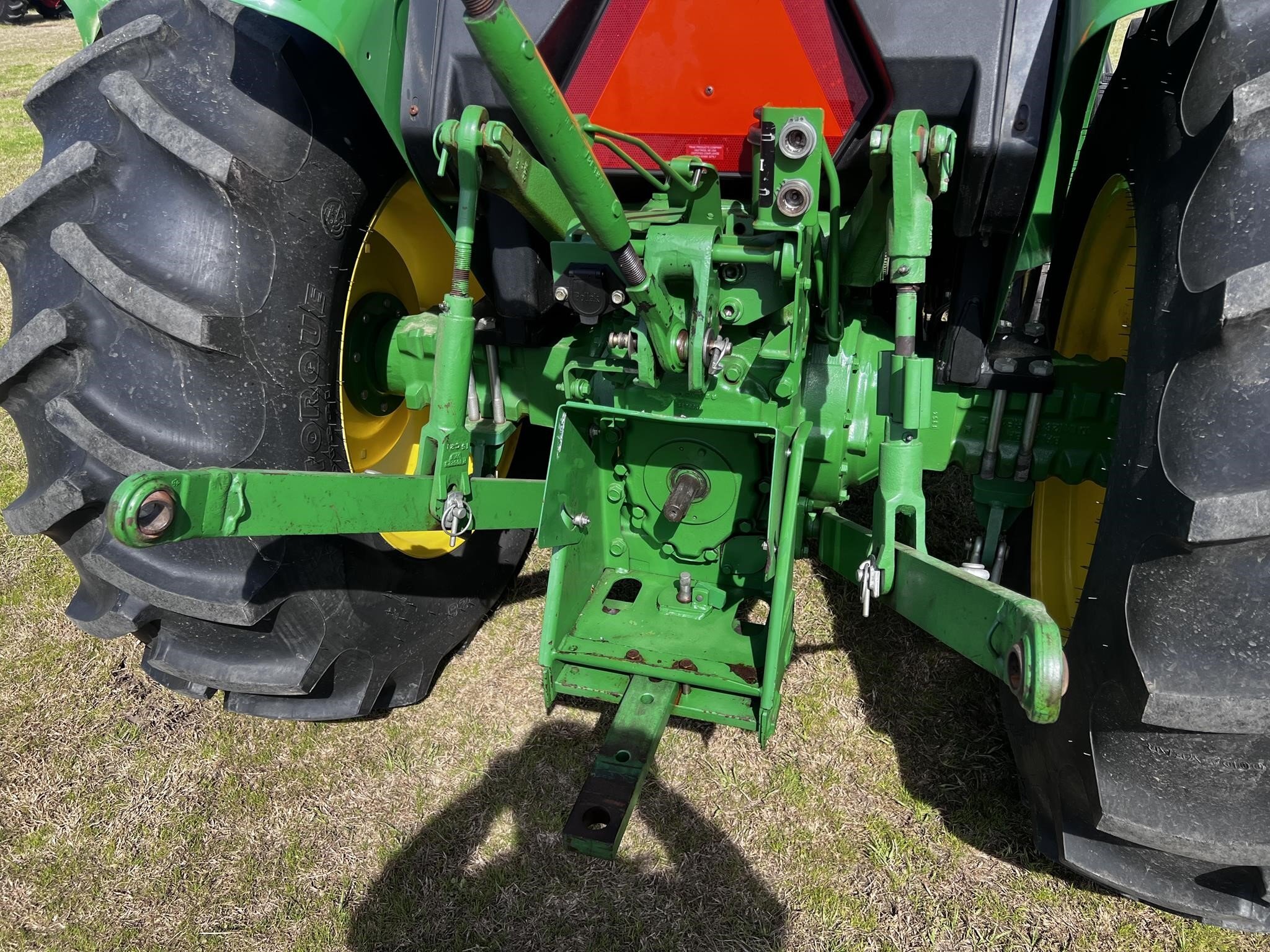 2016 John Deere 5075E Tractor