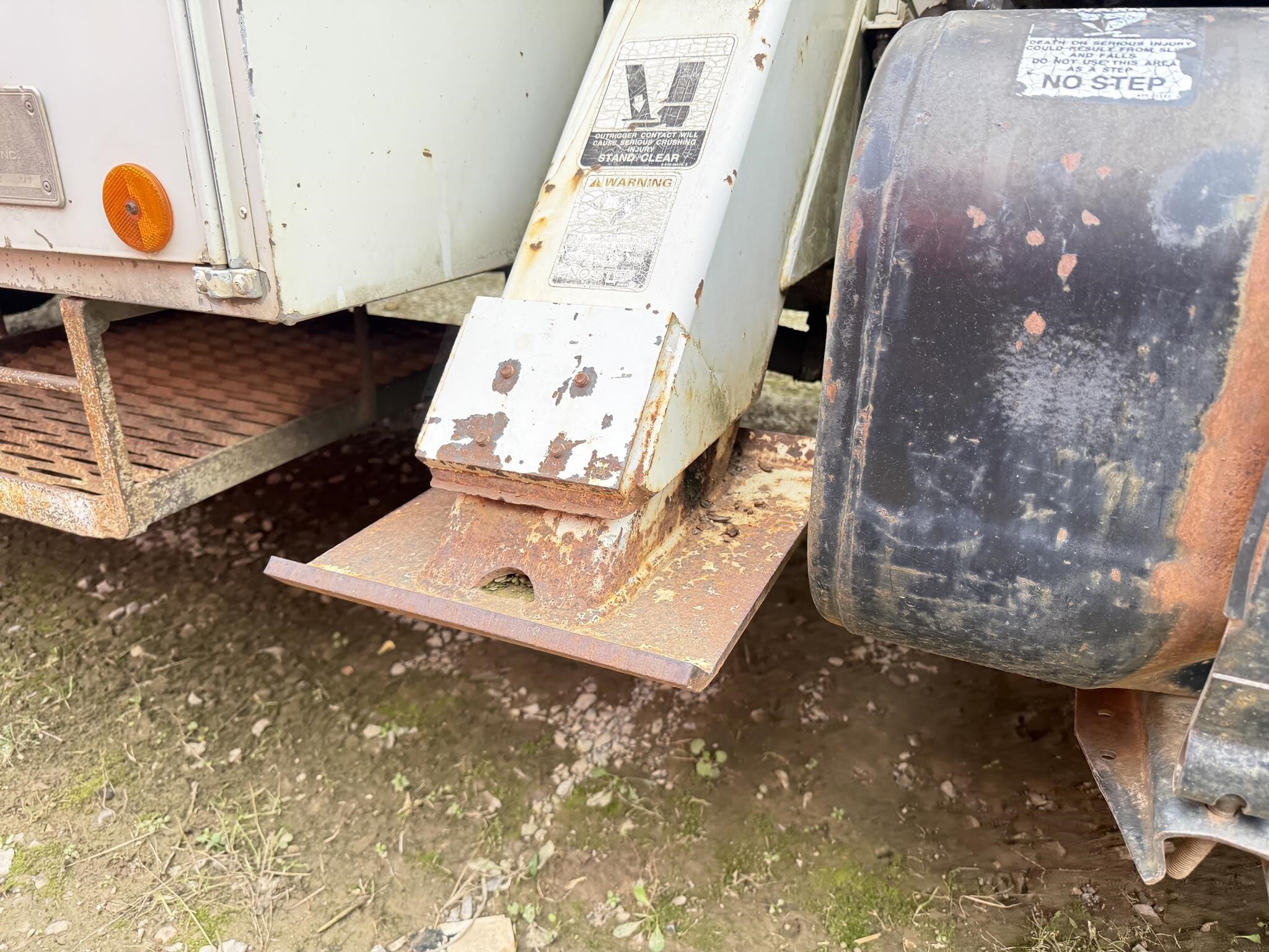 1998 Altec D945B Crane