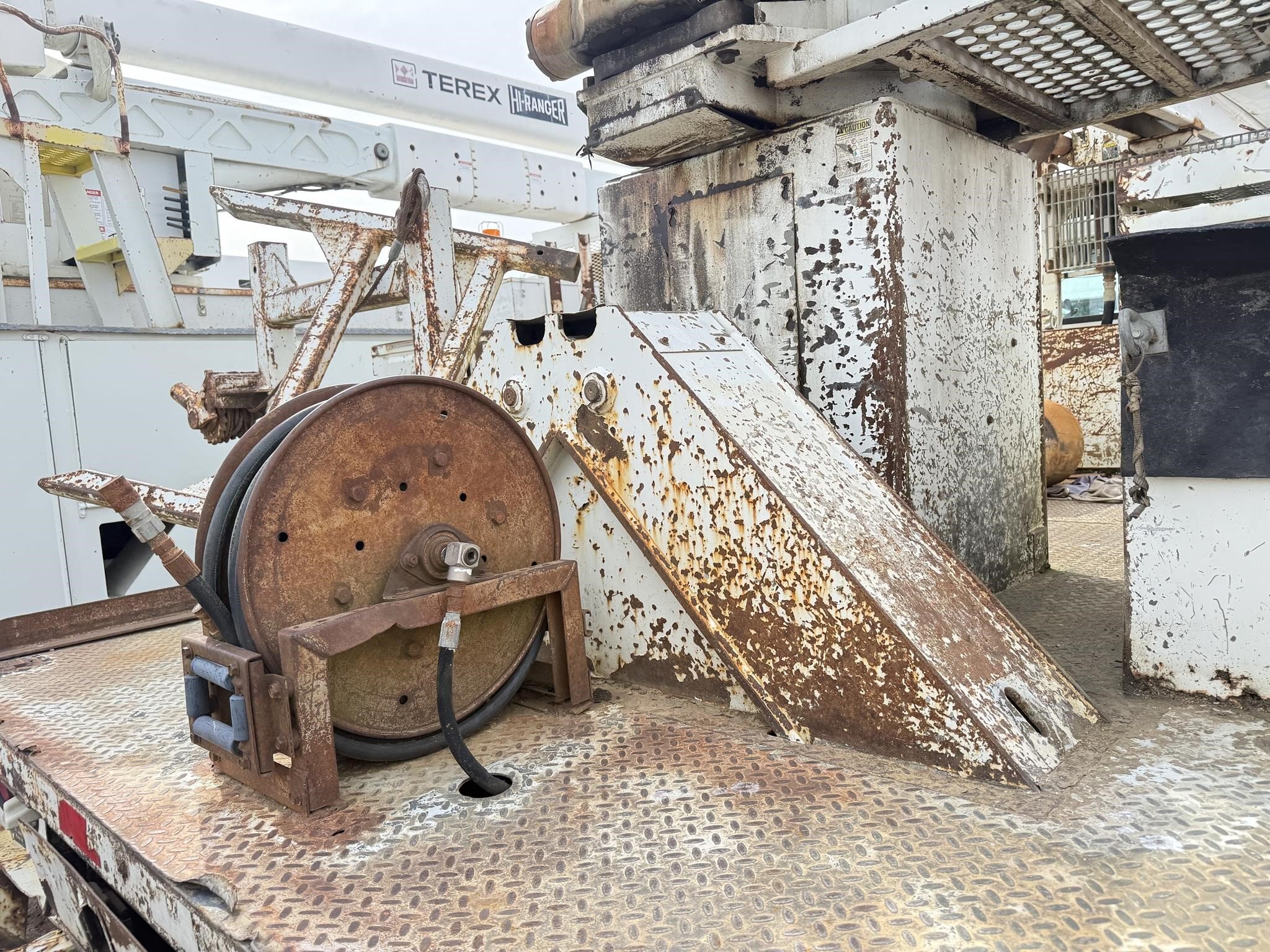 1998 Altec D945B Crane