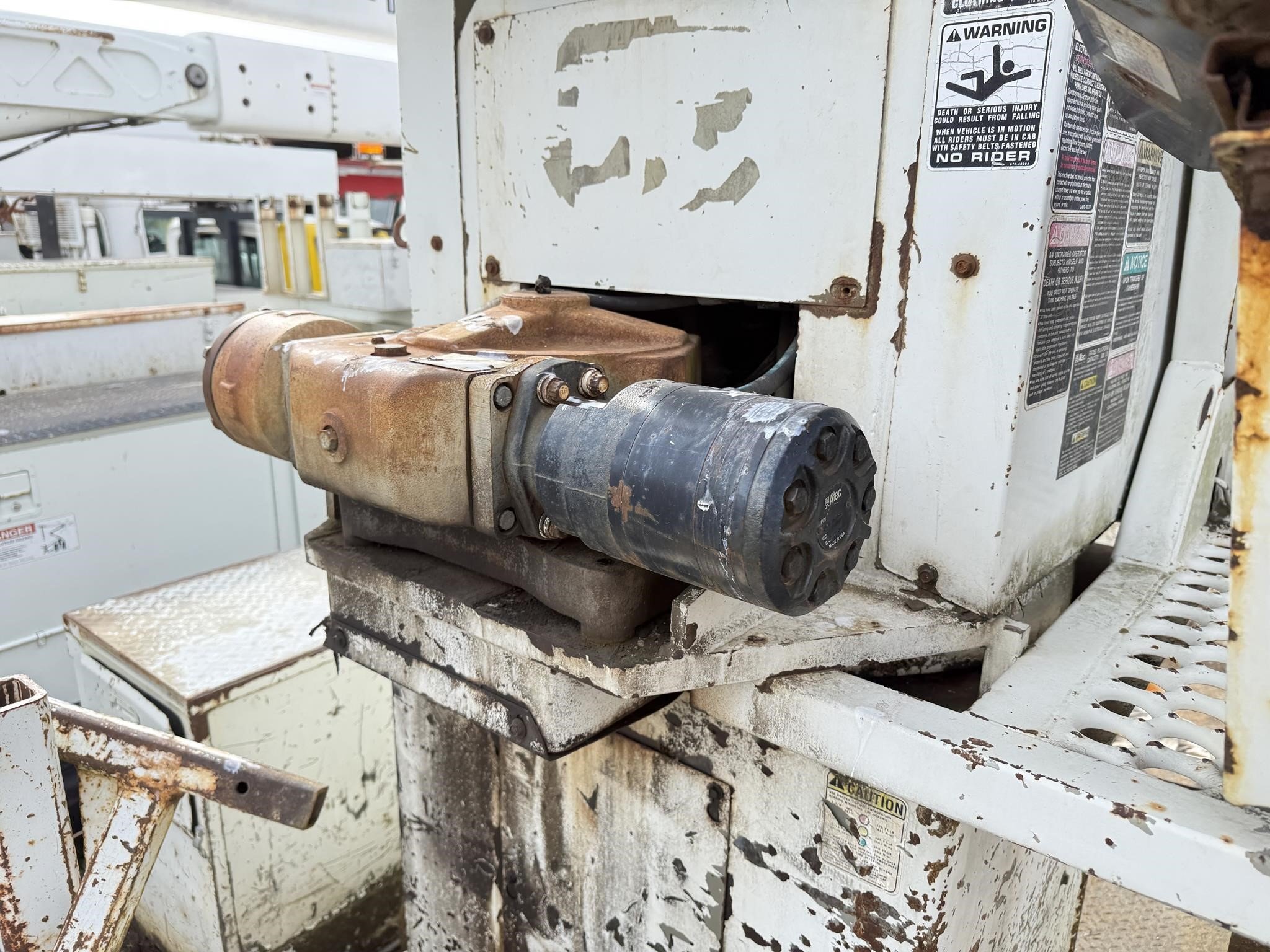 1998 Altec D945B Crane